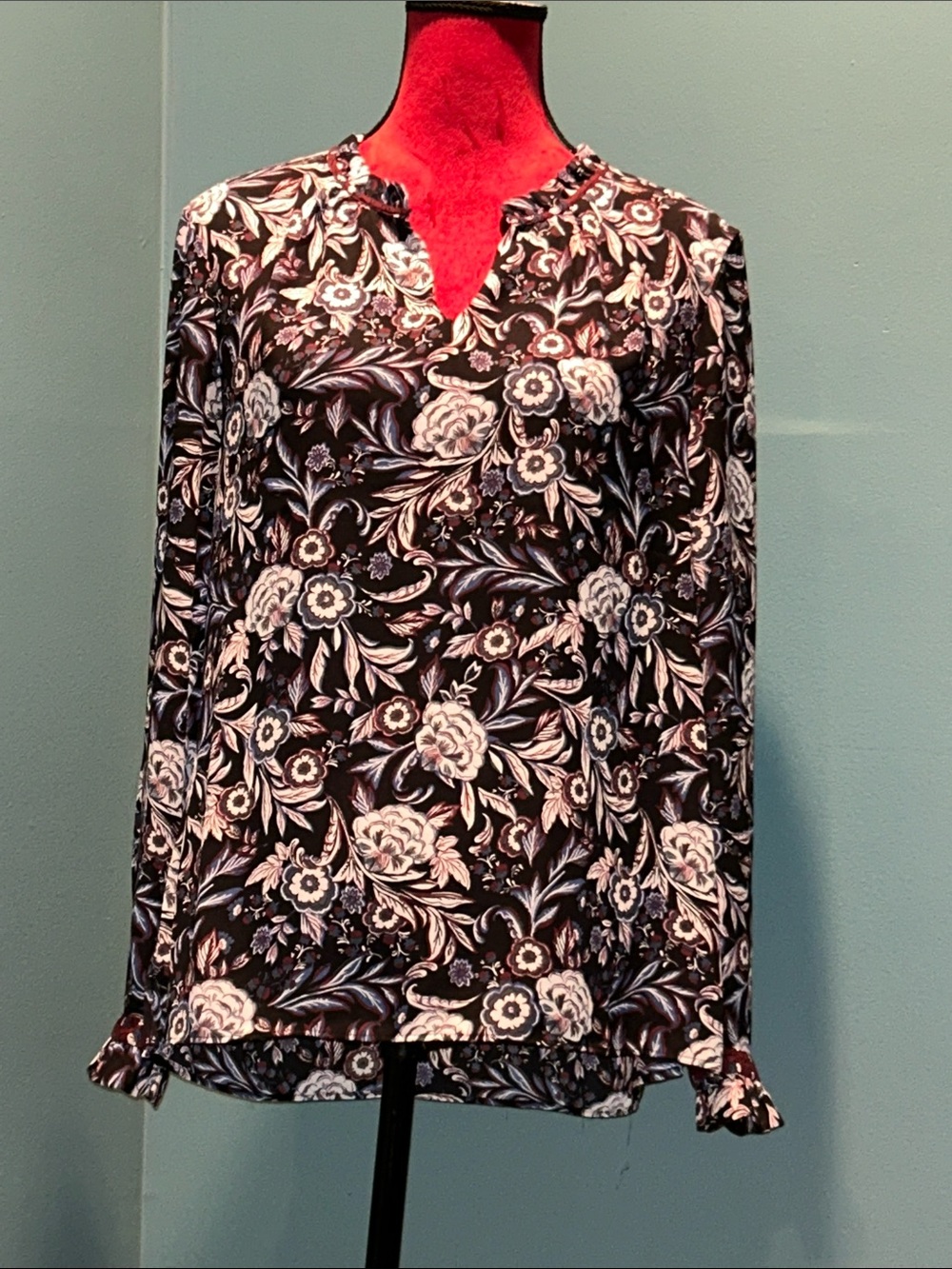 Women's Black Floral V-Neck Long-Sleeve Top Size Medium